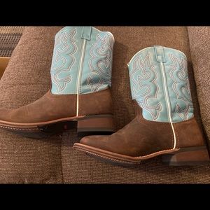 Laredo Size 8 1/2 Cowboy boots, worn twice, wide width